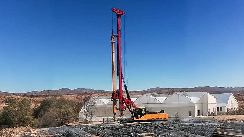 Drilling rig in operation on a construction site, equipped with a Kelly bar